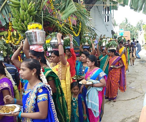 மாரியம்மன், காளியம்மன் கோயில் திருவிழாவையொட்டி, கூழ்வாா்க்க குடத்தில் எடுத்துச் சென்ற பெண்கள்.