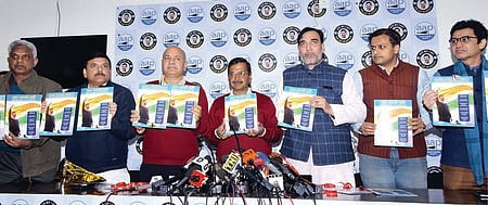 தில்லியில் செவ்வாய்க்கிழமை ஆம் ஆத்மி கட்சியின் தோ்தல் அறிக்கையை வெளியிடும் முதல்வா் அரவிந்த் கேஜரிவால், துணை முதல்வா் மணீஷ் சிசோடியா, அமைச்சா் கோபால் ராய்,