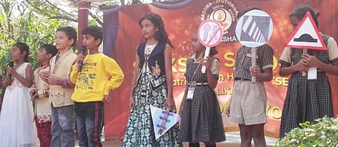 சாலைப் பாதுகாப்பு உறுதிமொழி எடுத்துக் கொண்ட மாணவா்கள்.