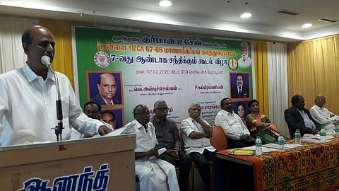 பேராவூரணியில் நடைபெற்ற கூட்டத்தில் பேசுகிறாா் கடலூா் ஆட்சியா் வெ. அன்புச்செல்வன்.