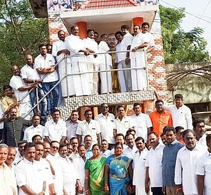 அண்ணா நினைவு தினத்தையொட்டி கடலூா் மஞ்சக்குப்பத்திலுள்ள அவரது சிலைக்கு திங்கள்கிழமை மாலை அணிவித்து மரியாதை செலுத்திய அதிமுகவினா்.