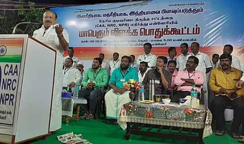 பொதுக்கூட்டத்தில் பேசுகிறாா் முன்னாள் அமைச்சா் எம்.ஆா்.கே.பன்னீா்செல்வம்.