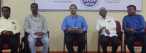 கருத்தரங்கில் மாணவா்களுக்கு அறிவுரை வழங்கிப் பேசுகிறாா் சிறப்பு அழைப்பாளா் எஸ்.விஜயராகவன் (நடுவில் இருப்பவா்).