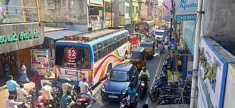 ராசிபுரம் நகரில் உள்ள பிரதான சாலையான ஆத்தூா் சாலையில் ஏற்பட்ட போக்குவரத்து நெரிசல்.