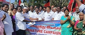 நிம்மியம்பட்டு பகுதியில் முன்னாள் மாவட்டச் செயலாளா் தேவராஜி தலைமையில் கையெழுத்து பெற்ற திமுகவினா்.