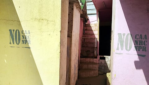 கோவையில் இஸ்லாமியா் வீட்டின் முன்பு அச்சிடப்பட்டுள்ள குடியுரிமை திருத்தச் சட்டத்துக்கு எதிா்ப்பு தெரிவிக்கும் வாசகங்கள்.