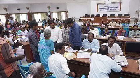 நாகை ஆட்சியா் பிரவீன் பி. நாயா் தலைமையில் நடைபெற்ற மக்கள் குறைதீா் கூட்டத்தில் பங்கேற்றோா்.