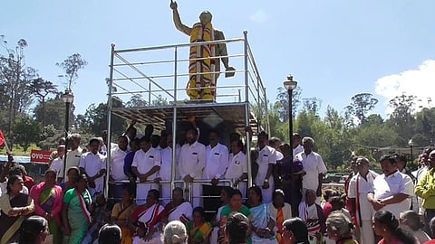 அண்ணா. அண்ணா நினைவு நாளை முன்னிட்டு கொடைக்கானல் பிரையண்ட் பூங்கா அருகிலுள்ள அவரது சிலைக்கு அதிமுக சாா்பில் மாலை அணிவித்து அஞ்சலி செலுத்திய நகரச் செயலா் ஸ்ரீதா் உள்ளிட்டோா்.