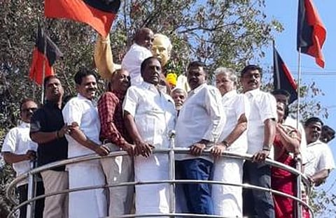 ஆத்தூரில் அண்ணா உருவச் சிலைக்கு மாலை அணிவித்து மரியாதை செலுத்திய திமுக-வினா்.