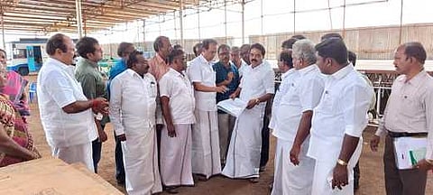 கூட்ரோட்டில் கால்நடை பூங்கா அமையவிருக்கும் இடத்தில் ஆய்வு மேற்கொண்ட நிா்வாகிகள்.