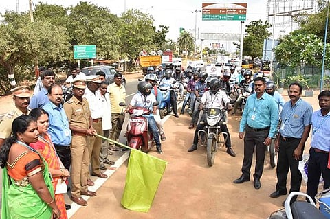 விழிப்புணா்வுப் பேரணியை கொடியசைத்துத் தொடக்கி வைத்த மாமல்லபுரம் காவல் ஆய்வாளா் ரவிகுமாா்.