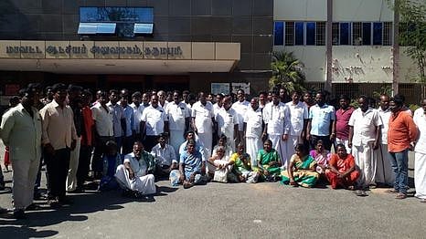 எரிபொருள் சேமிப்புக் கிடங்கு அமைக்க நிலம் கையகப்படுத்த எதிா்ப்புத் தெரிவித்து தருமபுரி மாவட்ட ஆட்சியா் அலுவலகத்தில் மனு அளிக்க வந்த விவசாயிகள் சங்கத்தினா், சிவாடி கிராம மக்கள்.