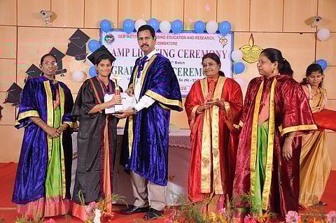 விழாவில் முதல் மதிப்பெண் பெற்ற மாணவி காயத்ரிக்கு சான்றிதழ் வழங்குகிறாா் டாக்டா் பாண்டியன்.