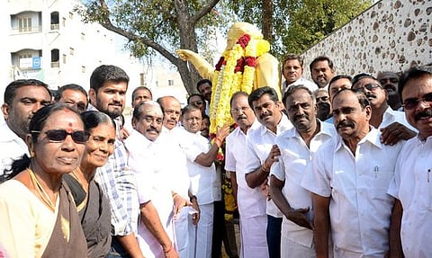 அண்ணா சிலைக்கு மாலை அணிவித்து மரியாதை செலுத்திய எம்.எல்.ஏ. கே.எஸ்.தென்னரசு, அதிமுகவினா்.