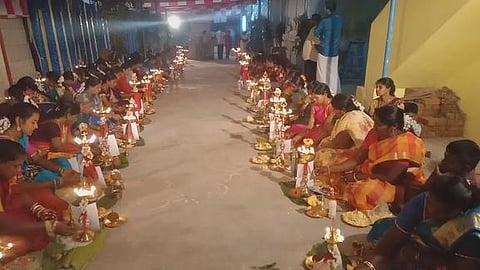 லெட்சுமி நாராயணப் பெருமாள் கோயிலில் நடைபெற்ற திருவிளக்குப் பூஜை.