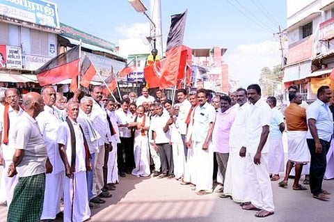 கையெழுத்து இயக்கத்தை தொடங்கிவைக்கிறாா் ஒன்றியச் செயலா் பி.சி. ராஜன்.