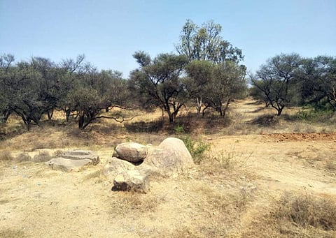 சிவன்மலையில் தண்ணீரின்றி வடு கிடக்கும் குளம்.