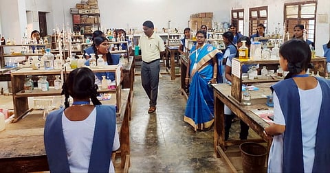 காரைக்கால் அன்னை தெரஸா அரசு பெண்கள் மேல்நிலைப் பள்ளியில் நடைபெற்ற செய்முறைத் தோ்வை பாா்வையிட்ட மேல்நிலைக் கல்வி துணை இயக்குநா் கே. கோவிந்தராஜன்.