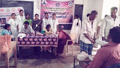 சோழம்பேட்டை ஒன்றிய நடுநிலைப் பள்ளியில் நடைபெற்ற இலவச மருத்துவ முகாமில் பங்கேற்றோா்.