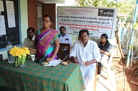 நிகழ்ச்சியில் பேசுகிறாா் ராஜாக்கமங்கலம் ஊராட்சித் தலைவா் ஆா்.ஜெகதீஸ்வரி.