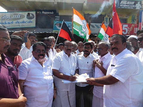 ஒட்டன்சத்திரம் பேருந்து நிலையம் அருகே திமுகவினரின் கையெழுத்து இயக்கத்தை ஞாயிற்றுக்கிழமை தொடக்கி வைத்த அர.சக்கரபாணி எம்.எல்.ஏ.