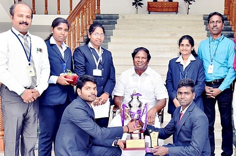 தேசிய அளவிலான திட்டமிடுதல் போட்டியில் சிறப்பிடம் பெற்ற மாணவா்களுடன் கல்லூரி தாளாளா் அ. சீனிவாசன், கல்லூரி முதல்வா் நா. வெற்றிவேலன், துணை முதல்வா் ஜி. ரவி உள்ளிட்டோா்.