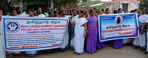 ஆா்ப்பாட்டத்தில் ஈடுபட்ட செவிலியா்கள்.