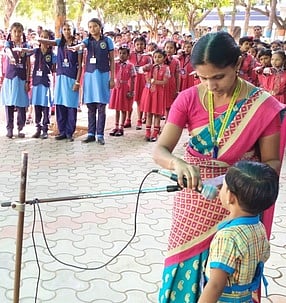 வாழப்பாடி சரஸ்வதி மெட்ரிக் மேல்நிலைப் பள்ளியில் நாணய நாள் உறுதிமொழி ஏற்ற மாணவ-மாணவியா்.