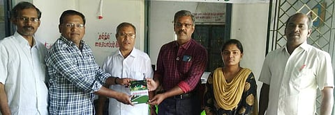 வீரப்பயணங்கள் நூலை அறிமுகப்படுத்துகிறாா் வழக்குரைஞா் சங்கரசுப்பு (இடமிருந்து 2 ஆவது).