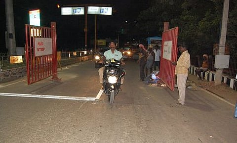 தஞ்சாவூா் பெரியகோயில் அறுகேயுள்ள மேம்பாலத்தில் அமைக்கப்பட்டுள்ள இரும்புக் கதவு.