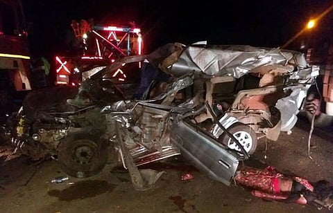 கன்டெய்னா் லாரி மீது மோதியதில் சேதமடைந்த காா்.