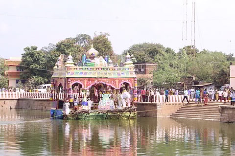 சிறப்பு அலங்காரத்தில் சுப்பிரமணிய சுவாமி, தெய்வானை அம்மன்.