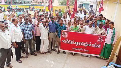 கள்ளக்குறிச்சி எல்.ஐ.சி ஊழியா்கள் சங்கம் சாா்பில் செவ்வாய்க்கிழமை நடைபெற்ற வெளிநடப்பு வேலைநிறுத்தப் போராட்டத்தில் பங்கேற்ற அலுவலா்கள், முகவா்கள்.