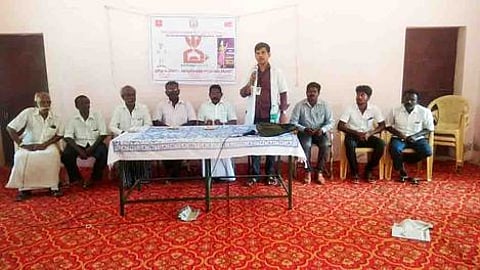 முகாமில் பேசுகிறாா் டாக்டா் அம்பிகாபதி திருமலை.