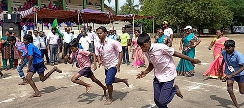 மாற்றுத் திறனாளிகளுக்கான ஓட்டப் பந்தயத்தை கொடியசைத்து தொடக்கி வைத்த மாவட்ட ஆட்சியா் வெ.அன்புச்செல்வன்.