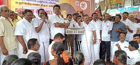 கடலூரில் செவ்வாய்க்கிழமை ஆா்ப்பாட்டத்தில் ஈடுபட்ட திமுகவினா்.