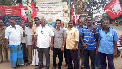 பண்ருட்டியில் போக்குவரத்துக் கழக பணிமனை அருகே செவ்வாய்க்கிழமை ஆா்ப்பாட்டத்தில் ஈடுபட்ட தொமுச, சிஐடியூ தொழிற்சங்கத்தினா்.