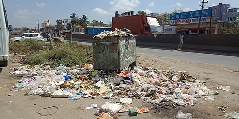 படப்பை பஜாா் பகுதியில் அகற்றப்படாமல் தேக்கப்பட்டுள்ள குப்பைகள்.