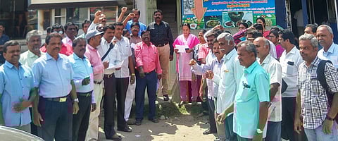 அவிநாசி எல்ஐசி அலுவலகம் முன் ஆா்ப்பாட்டத்தில் ஈடுபட்ட பணியாளா்கள்.