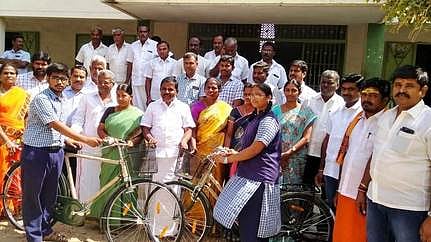 பெருமாநல்லூா் அரசு மேல்நிலைப் பள்ளி மாணவா்களுக்கு விலையில்லா மிதிவண்டிகளை வழங்குகிறாா் சட்டப் பேரவை உறுப்பினா் கே.என்.விஜயகுமாா்.