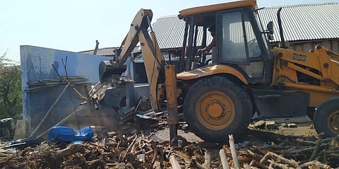 ஜேசிபி இயந்திரம் கொண்டு இடிக்கப்படும் சாயப்பட்டறை.