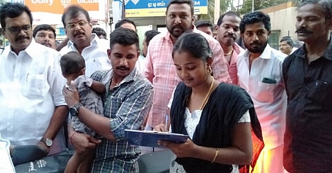 தேனி மாவட்டம் காமயகவுண்டன்பட்டியில் செவ்வாய்க்கிழமை கையெழுத்து இயக்கத்தை தொடக்கி வைத்த திமுக மாநில கொள்கை பரப்பு செயலா் தங்க தமிழ்செல்வன்.