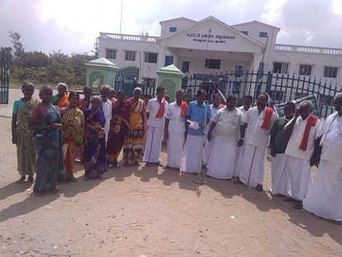 பேராவூரணி ஊராட்சி ஒன்றிய அலுவலகம் எதிரே நிலுவை ஊதியத்தை வழங்கக் கோரி ஆா்ப்பாட்டத்தில் ஈடுபட்ட வேலை உறுதித் திட்ட தொழிலாளா்கள்.