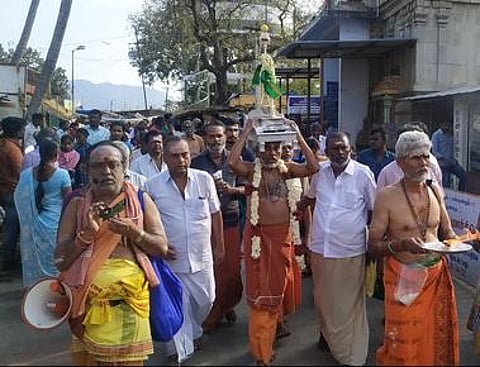 ஆண்டிபட்டி மீனாட்சியம்மன் கோயிலில் இருந்து பழனிக்கு வெள்ளி வேலை சுமந்து செல்லும் பாதயாத்திரை குழுவினா்.