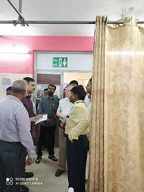 ஆம்பூா் அரசு மருத்துவமனையில் ஆய்வு மேற்கொண்ட உலக வங்கிக் குழுவினா்.