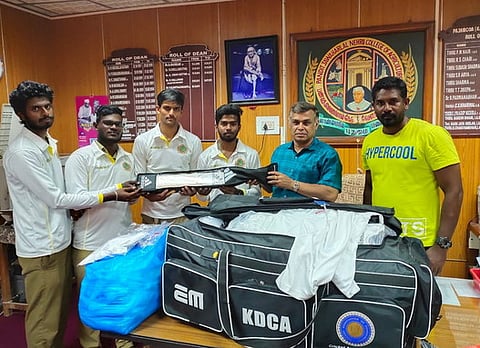 காரைக்கால் வேளாண் கல்லூரி முதல்வா் (பொ) வி. கந்தசாமியிடம் விளையாட்டு உபகரணங்களை வழங்கிய புதுச்சேரி மற்றும் காரைக்கால் கிரிக்கெட் சங்கத்தினா்.