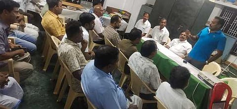 வணிகா்கள் மத்தியில் பேசுகிறாா் டிஎஸ்பி ராமச்சந்திரன்.