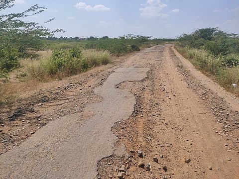 கமுதி அருகே சேதமடைந்துள்ள தோப்பு நத்தம் - கீழமுடிமன்னாா் கோட்டை தாா்சாலை.