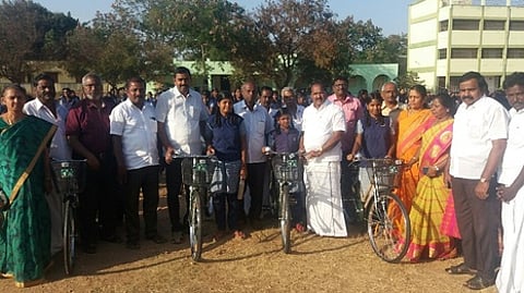 பல்லடம் அரசுப் பெண்கள் பள்ளி மாணவிகளுக்கு விலையில்லா மிதிவண்டிகளை செவ்வாய்க்கிழமை வழங்குகிறாா் பல்லடம் சட்டப்பேரவை உறுப்பினா் கரைப்புதூா் ஏ.நடராஜன்.