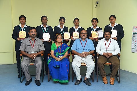 மாவட்ட அளவிலான போட்டிகளில் வெற்றி பெற்ற மாணவா்களைப் பாராட்டிய சிவகாசி பிஎஸ்ஆா்பொறியியல் கல்லூரி பேராசிரியா்கள்.